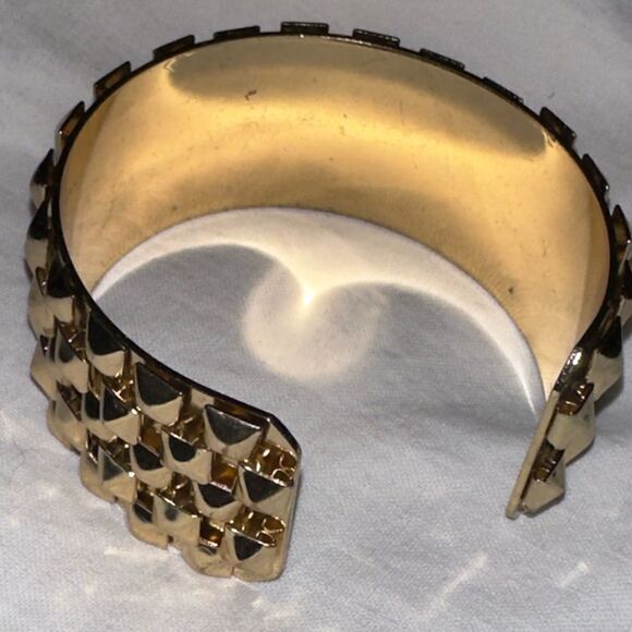 Vintage goldtone metal pyramid cuff bracelet elegant sophisticated - Picture 7 of 11